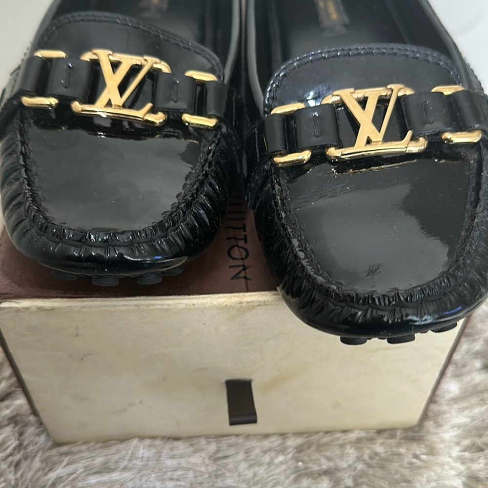 Almost new Lv flat very comfortable smooth worn 3 times very nice gold lv sign